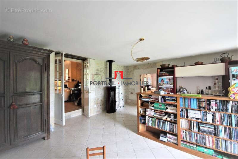 Maison 285 m² à Saint-Andre-De-Cubzac  - photo 8