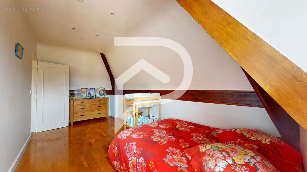 RARE - Coeur de Marly-le-Roi maison familiale de 6 chambres avec double séjour, jardin, garage - photo 16