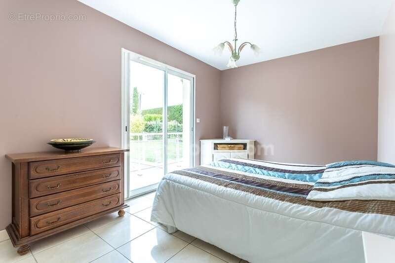 Maison à CREUZIER-LE-VIEUX