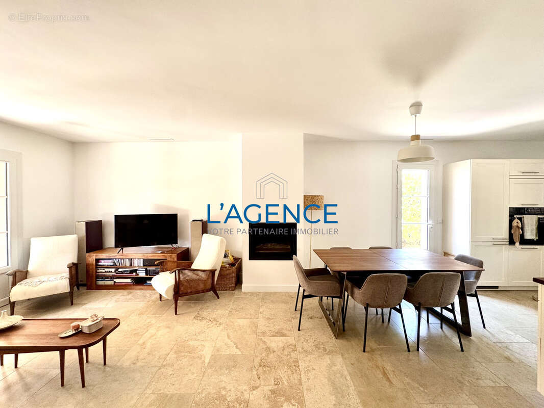 Maison de plain pied rénovée T5 90m2 avec terrain 447m2 - photo 9