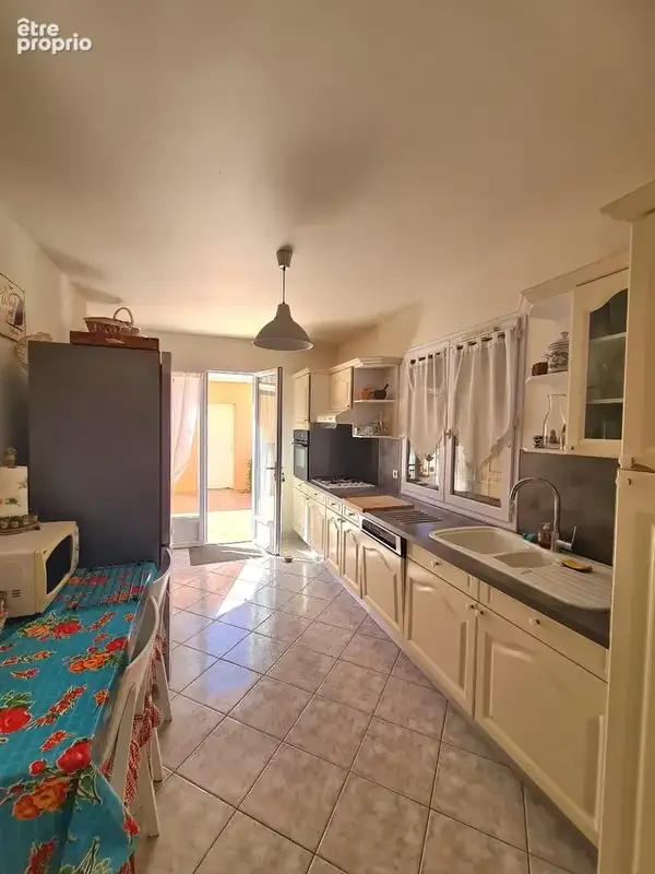 Villa de 248 m² habitables offrant 7 chambres sur 2160 m².  - photo 17