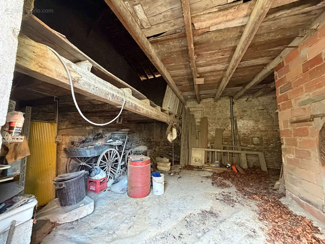 Maison de grande superficie au centre de Saint-Maurice-de-Satonnay - photo 15
