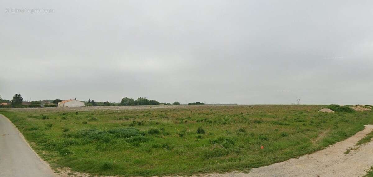 Terrain à ASNIERES-SUR-NOUERE