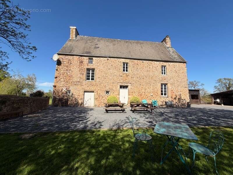  propriété équestre de caractère – 3,3 hectares – habitation + gîte + dépendances  le dezert (50) - photo 3