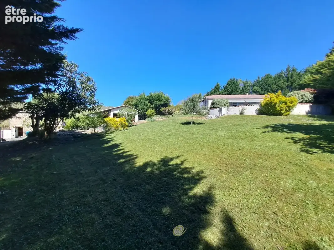 Maison familiale de plain-pied avec véranda, piscine et grand jardin - photo 3