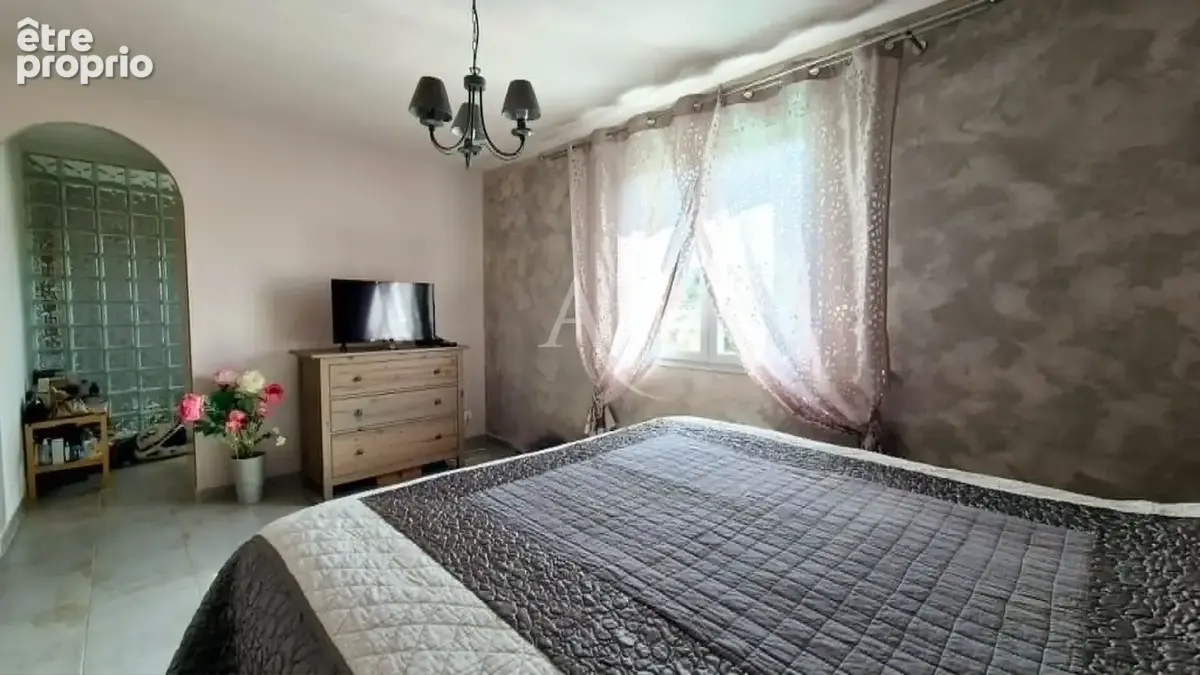 POUSSAN - Superbe villa de plain-pied  120 m² avec piscine et terrain de 1 300 m² - photo 6