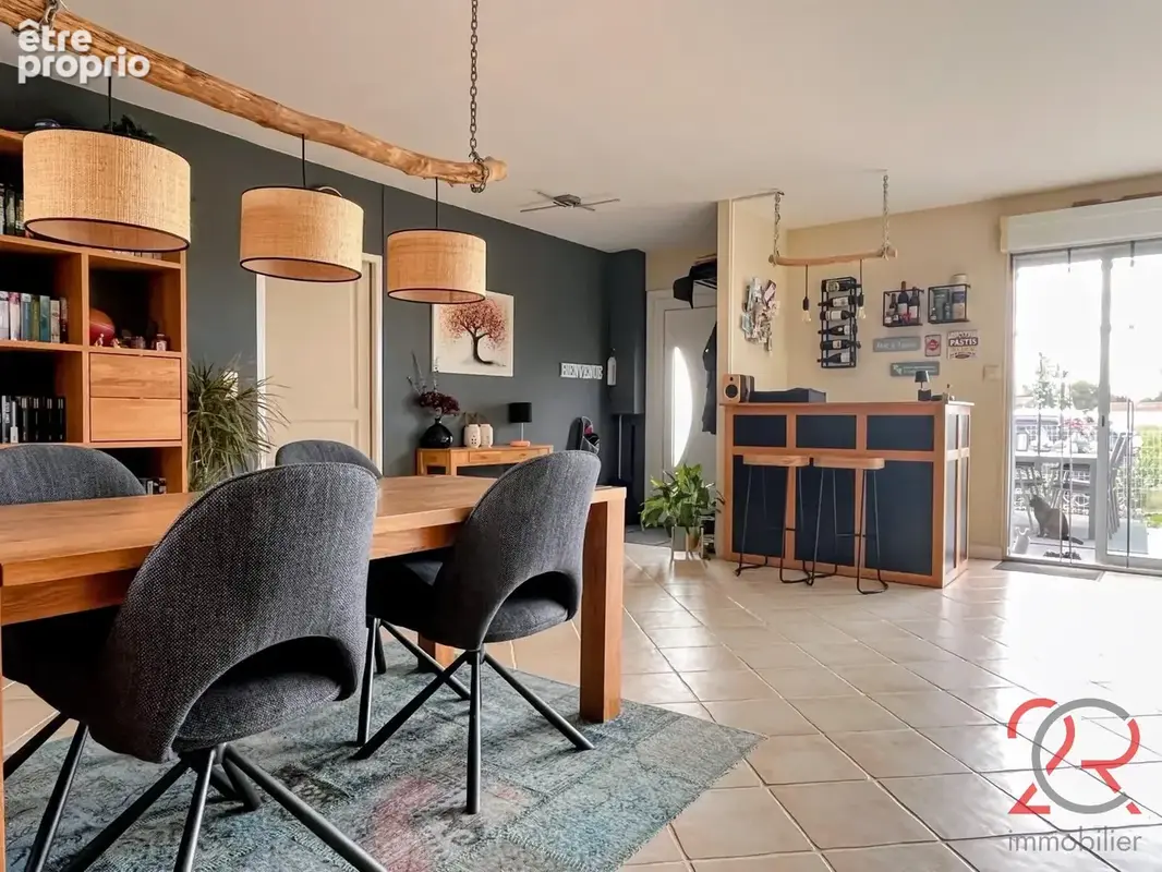 Maison aux beaux volumes avec 4 chambres, garage et piscine - photo 1