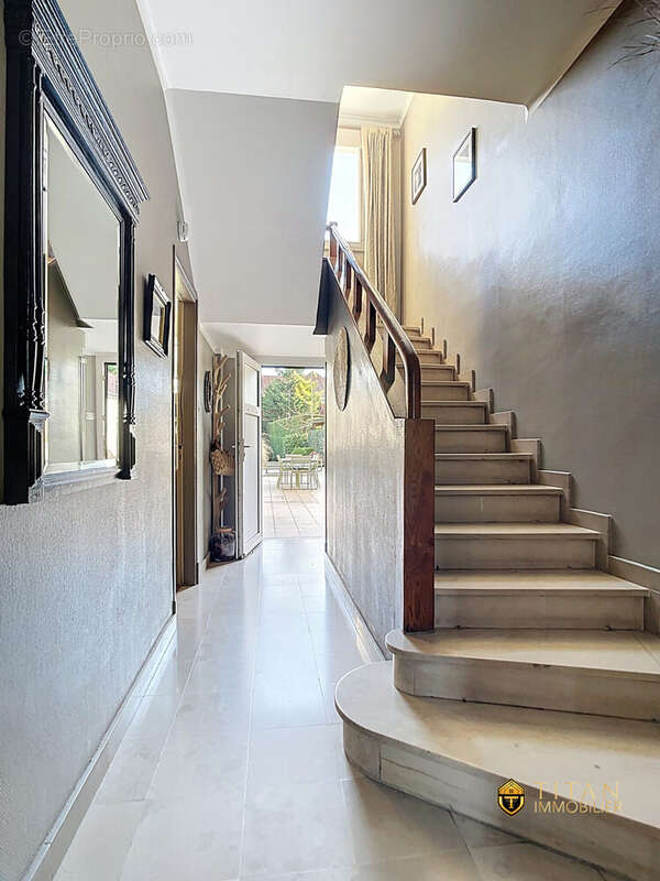 Maison de caractère de plus de 543 m² avec local commercial, garage et grand jardin  Secteur Coudekerque-Branche. Titan immobilier - Maison à COUDEKERQUE-BRANCHE