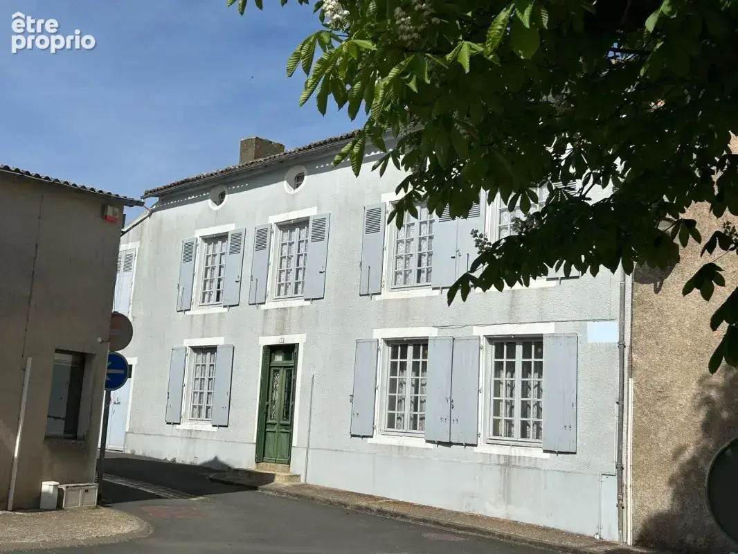 Grande maison de bourg avec cachet, 3 chambres (possibilités ++), beaux volumes, espaces aménageables, jardin - photo 2