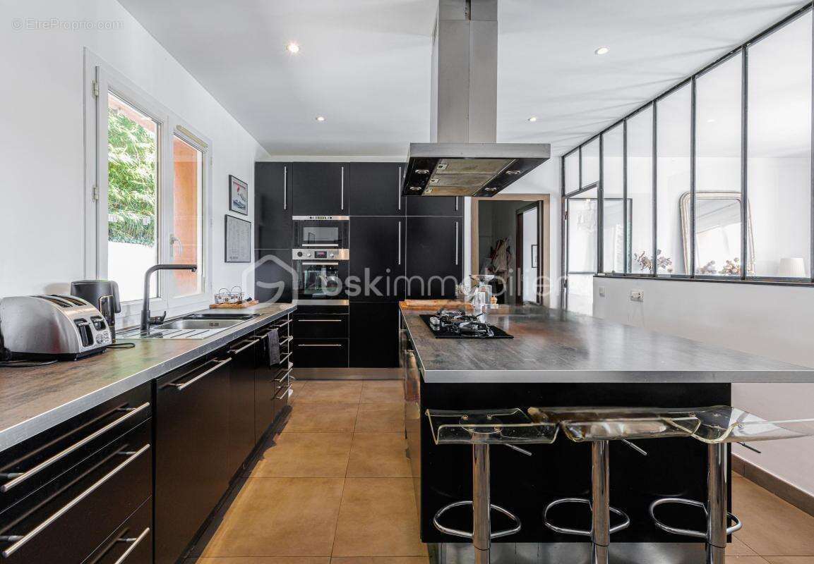 Élégante bastide avec vue mer, piscine et 160 m² d'annexes - photo 4
