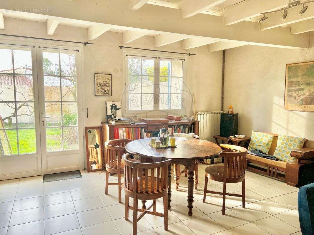 Maison à CHAILLEVETTE