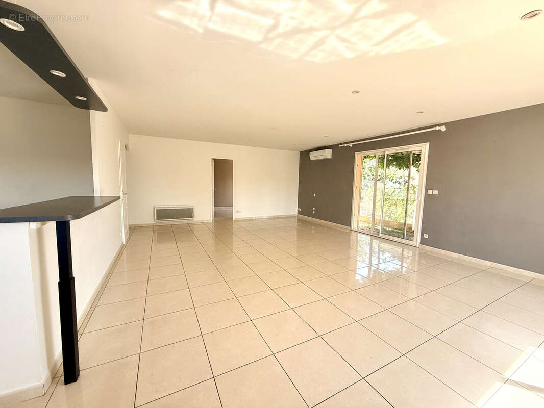 Vente villa plain pied 3 faces de type  et garage, 66300 Trouillas. - photo 3