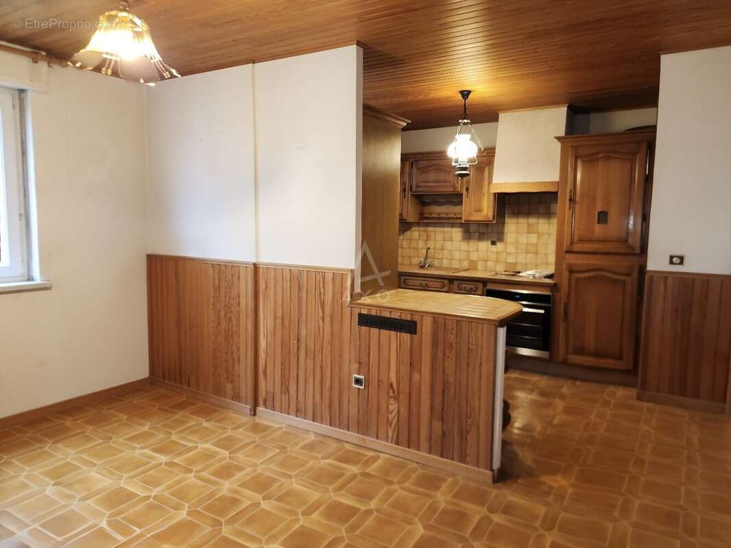 Appartement traversant  Dernier étage  Fort potentiel  - photo 4