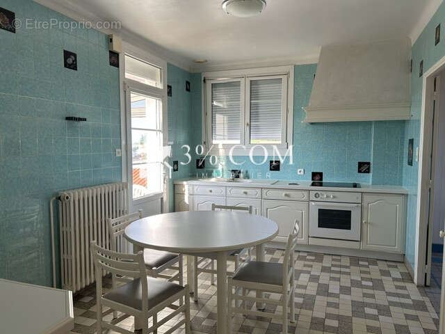 Maison de 117m2 avec deux garages et dépendances sur 960m2 d - photo 3