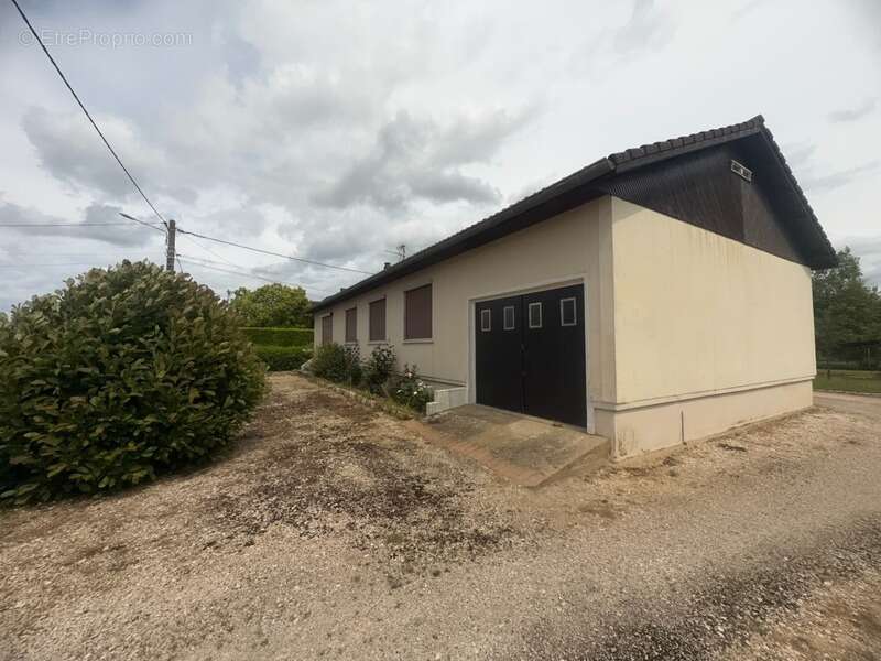 À vendre maison plain-pied 4 chambres à GEVRY (39) – Proche Dole – Grand terrain – Beau potentiel - photo 5