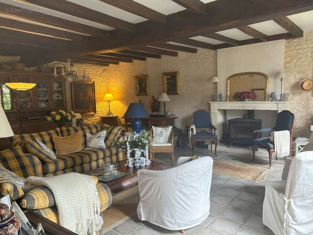 Maison à SAINT-PIERRE-DE-JUILLERS