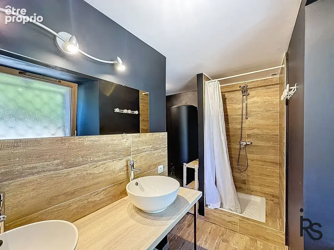 Maison de village avec un gîte, une petite cour et deux terrasses - photo 10