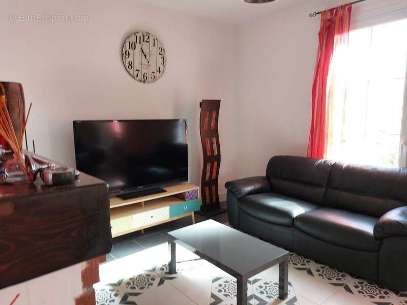 Maison à SAINT-MEDARD-DE-GUIZIERES