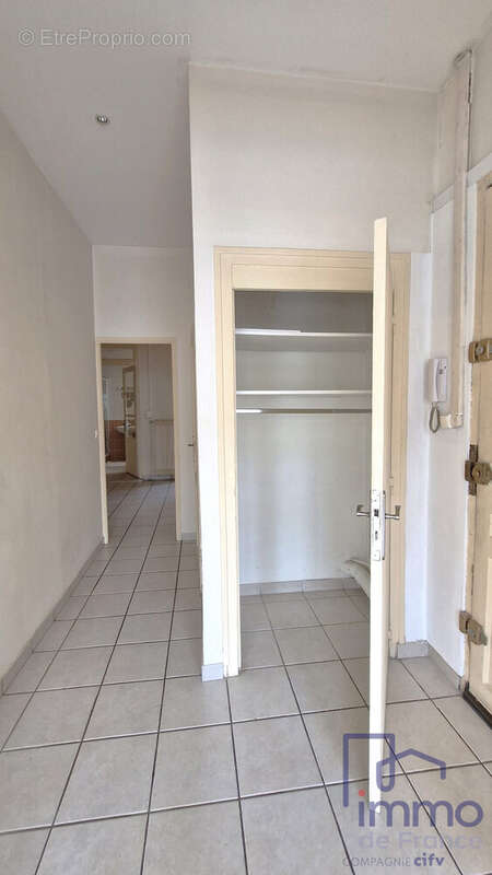 entree avec placards - Appartement à SAINT-ETIENNE