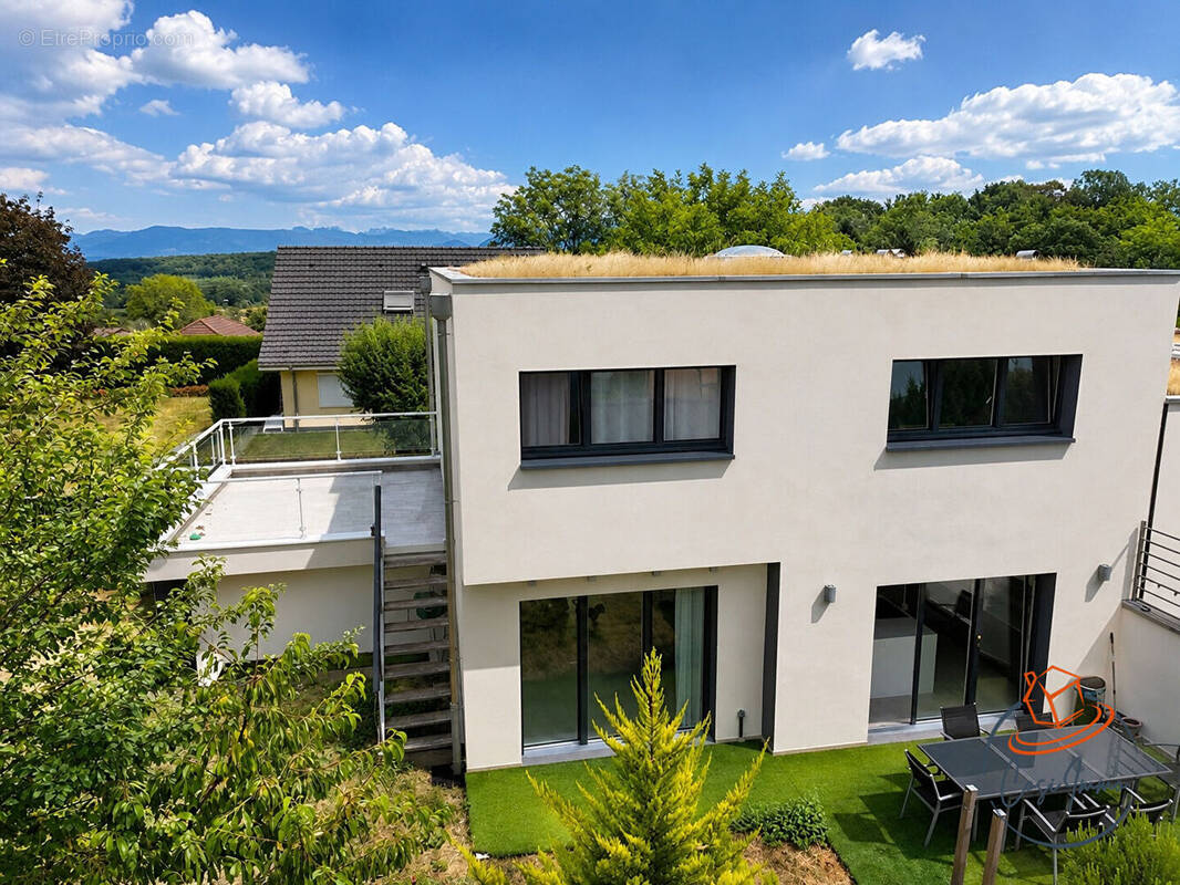Maison à PERON