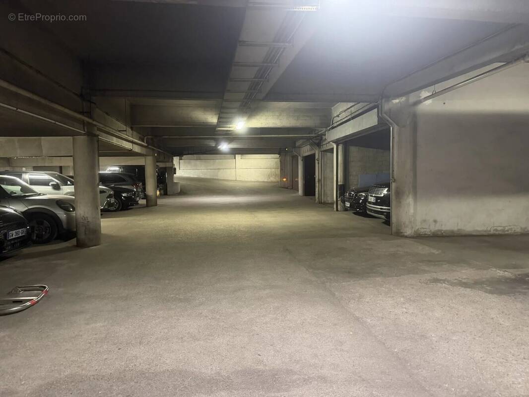 Parking à PARIS-16E