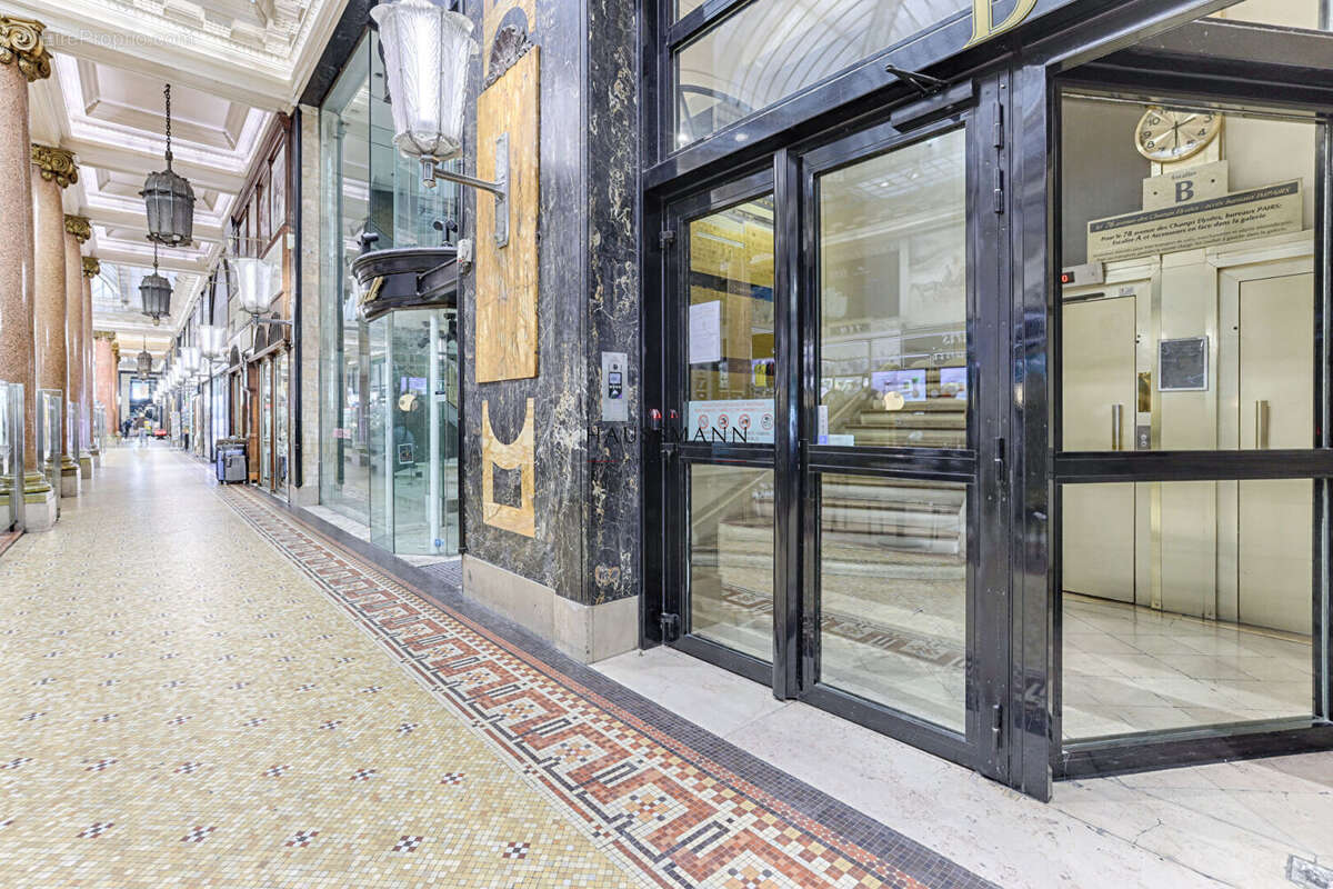 Commerce à PARIS-8E