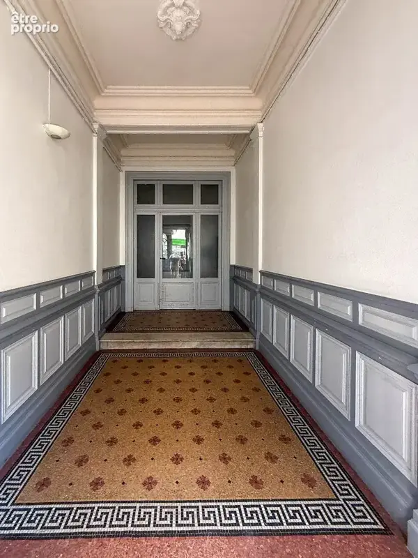 Dans une rue piétonne, ancien logement de gardien, actuellement utilisé en local - photo 8