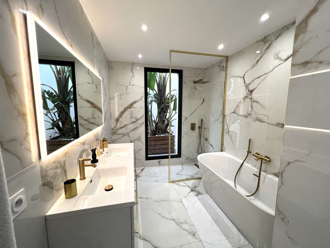 Maison à LES ISSAMBRES