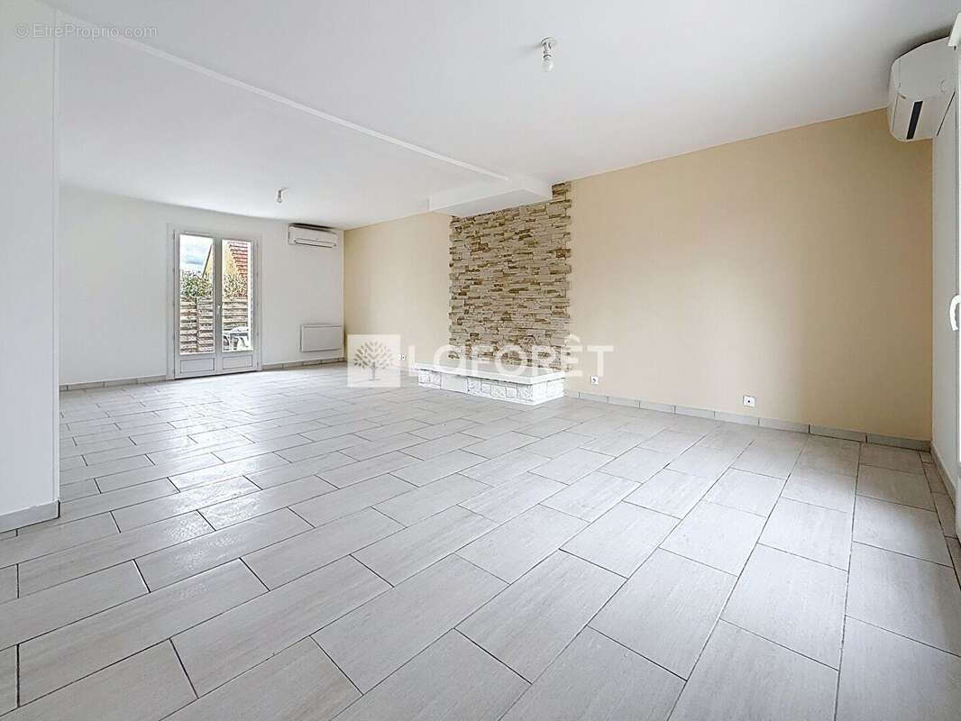 Maison à COURCELLES-SUR-SEINE