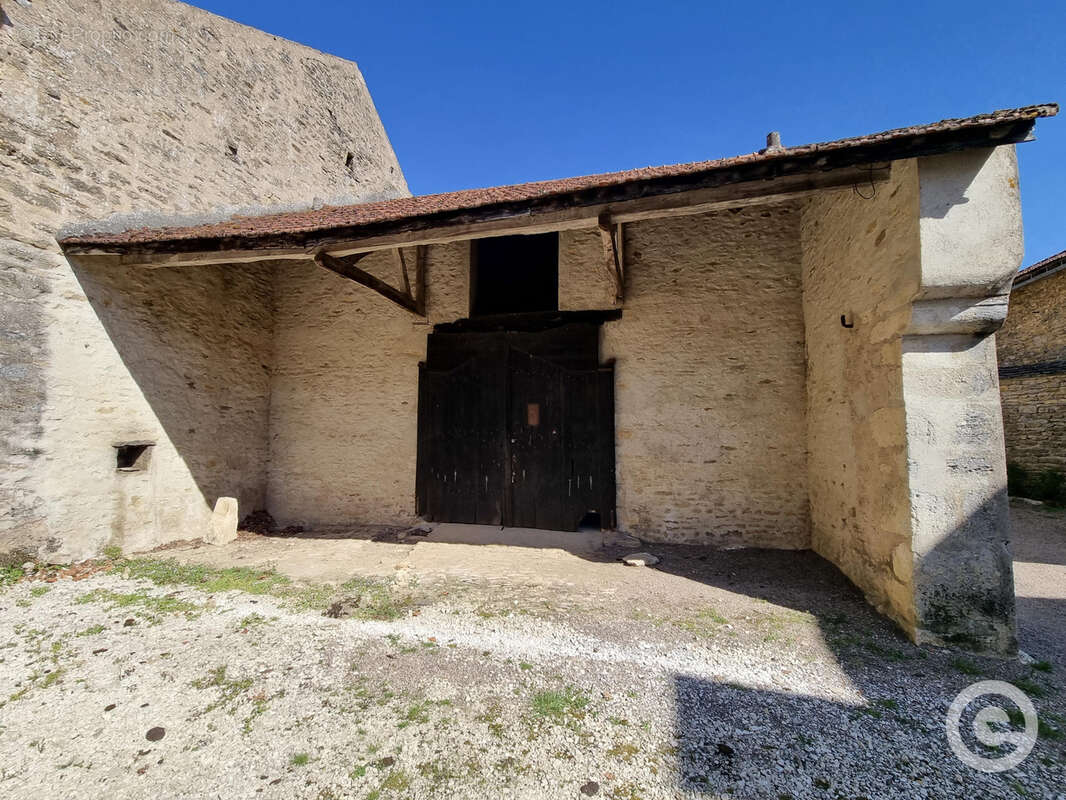 Grange 57m2 avec grenier et cour devant à Annay-la-Côte - photo 2