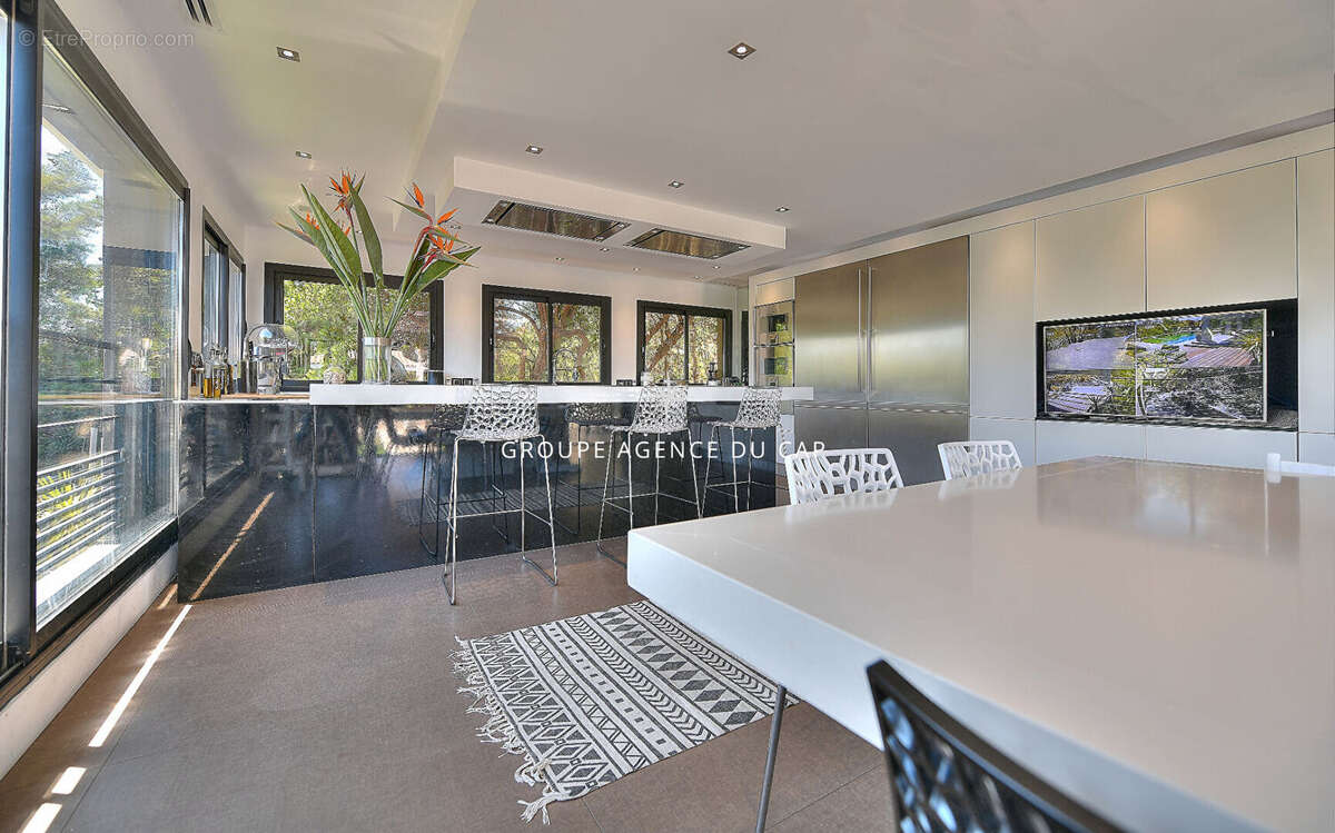 Villa d'exception à vendre à ST RAPHAEL avec vue mer. - photo 5