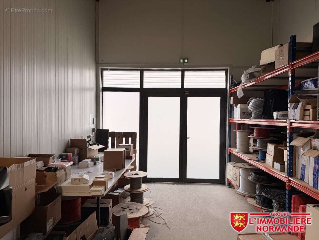 Local d'activité récent de 112 m²  Val-de-Reuil - photo 2