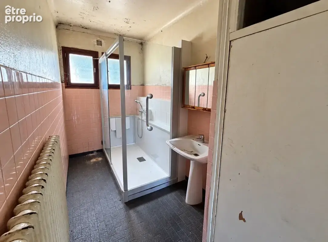 Maison familiale à rénover - 10 Pièces - 1 900 m2 de terrain - photo 9