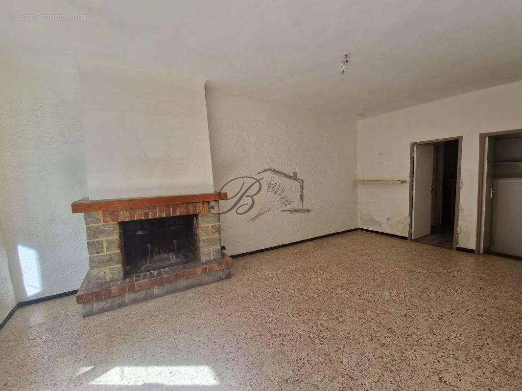 Appartement à LA BASTIDE-DES-JOURDANS