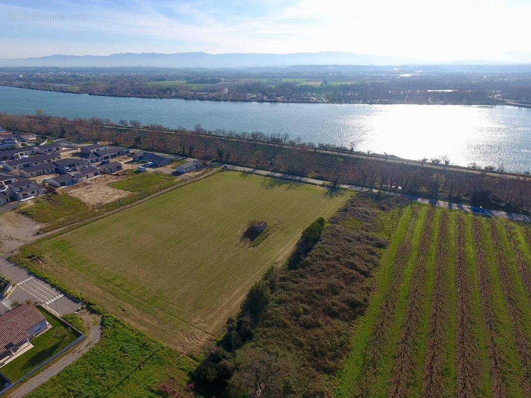 Terrain à CHARMES-SUR-RHONE