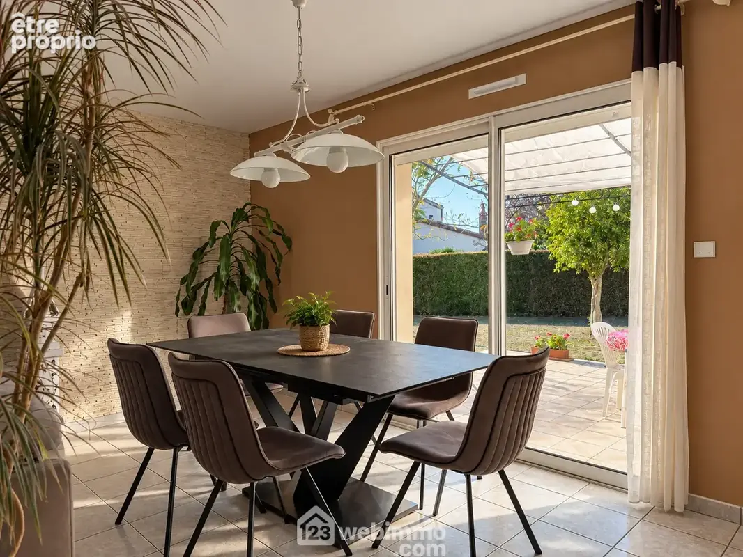 la salle à manger ouvrant sur une des deux terrasses,