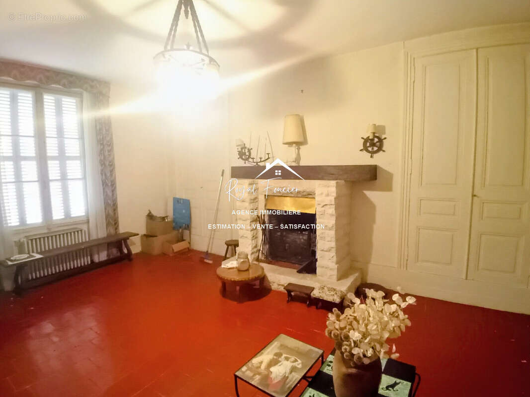 Pièce de vie avec cheminée fonctionnelle - Maison à CHARNIZAY