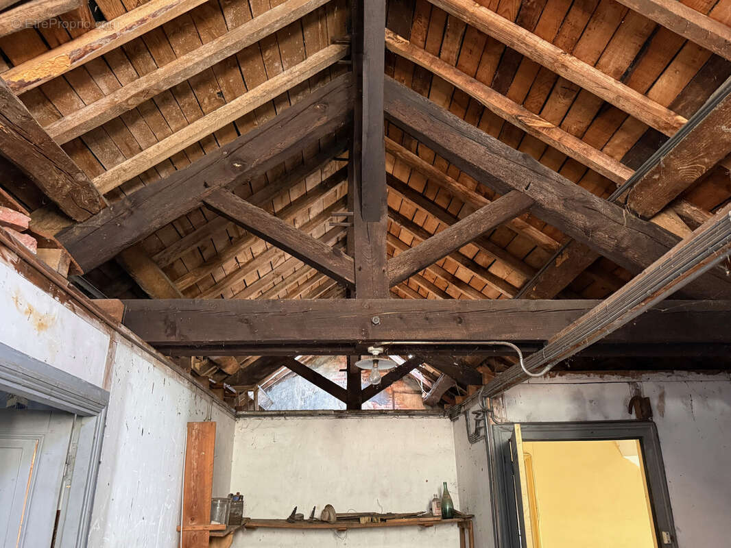 Auv 1227 : Maison de bourg à rénover, jardin, garages et grange - photo 20