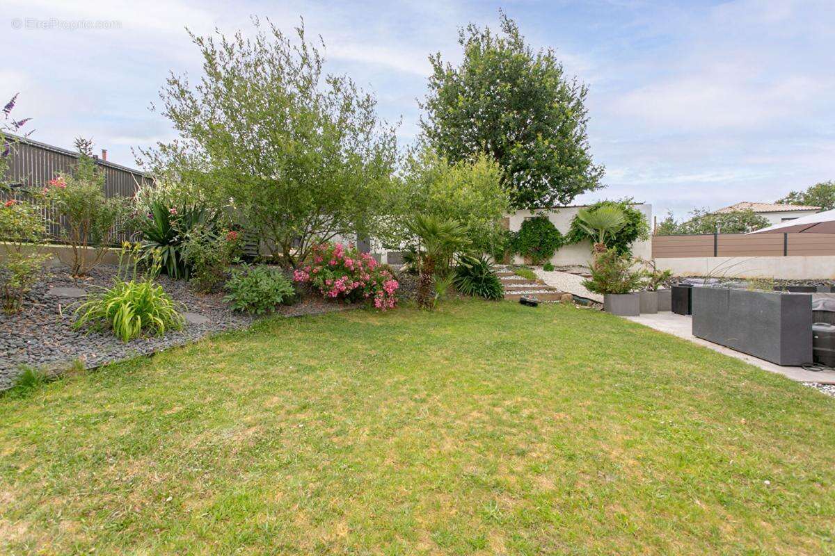 Maison Mouzillon 6 P . 4 Chs . Bureau . 138.77 M² . T 681 M² . Garage . Terrasse . Balcon - photo 3