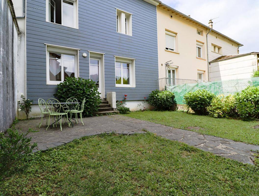 Maison de village rénovée avec jardin et fort potentiel locatif au coeur de Lacaune - photo 1