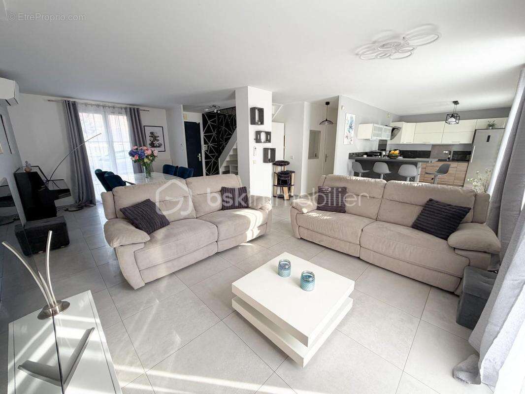 Maison à LE COUDRAY-MONTCEAUX