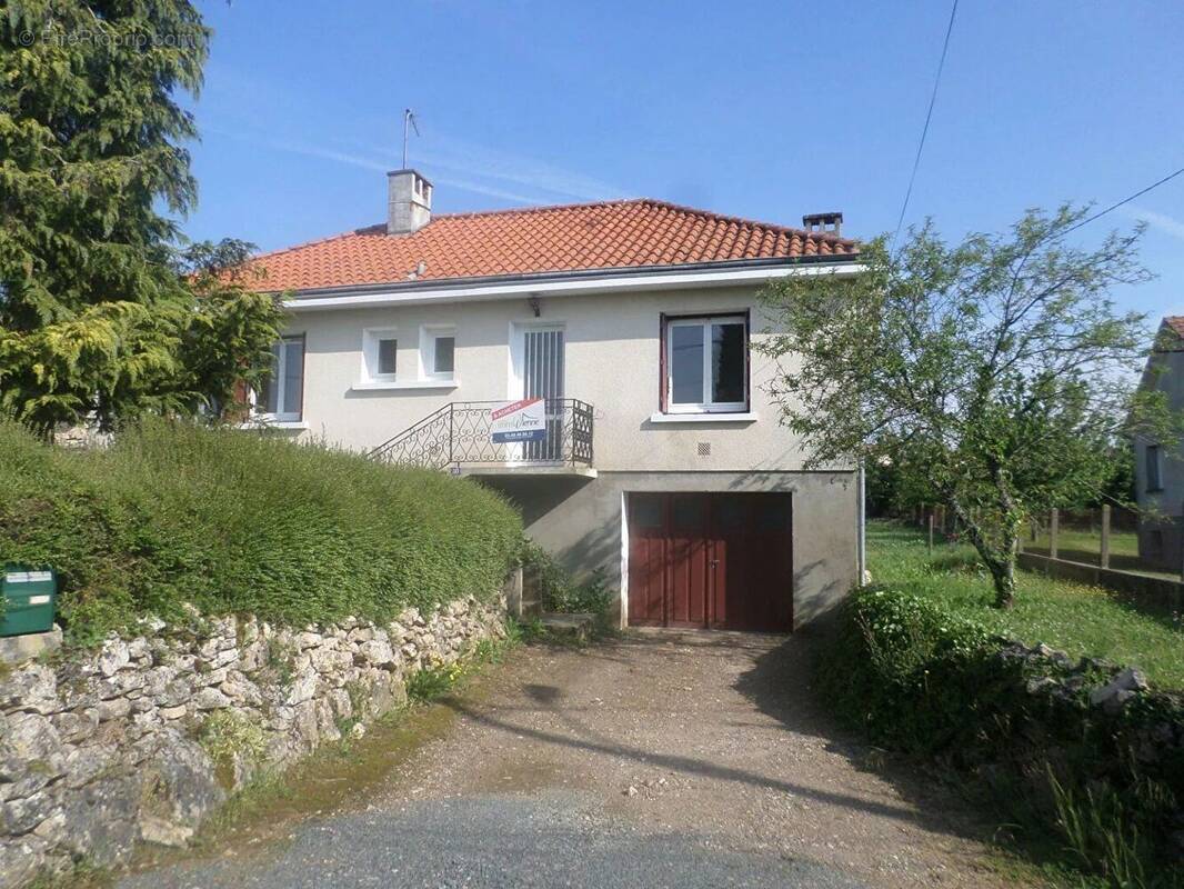 Maison à LUSSAC-LES-CHATEAUX