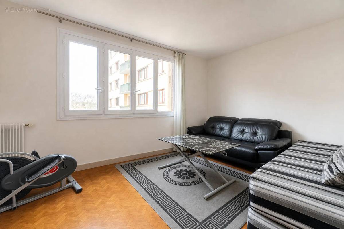 Appartement à LES CLAYES-SOUS-BOIS