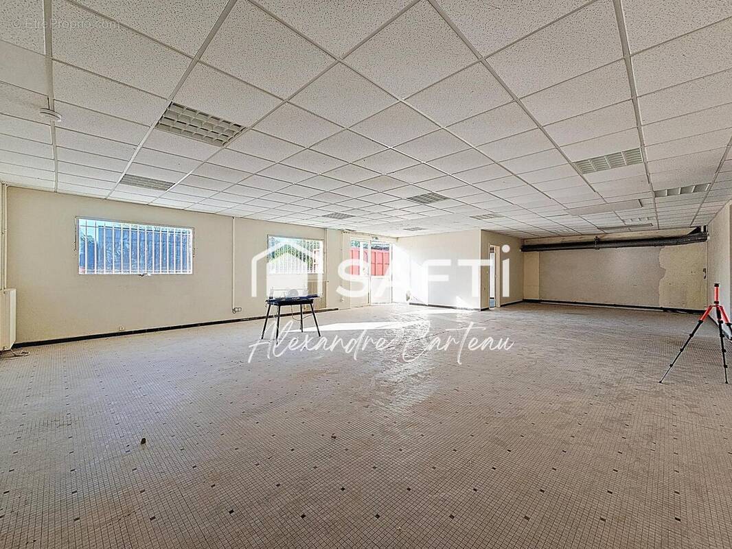 Photo 1 - Commerce à LATRESNE