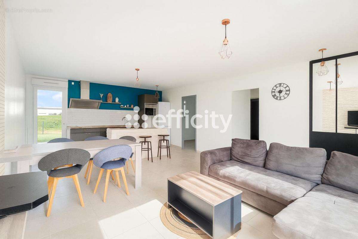 Maison à ROCHES-PREMARIE-ANDILLE