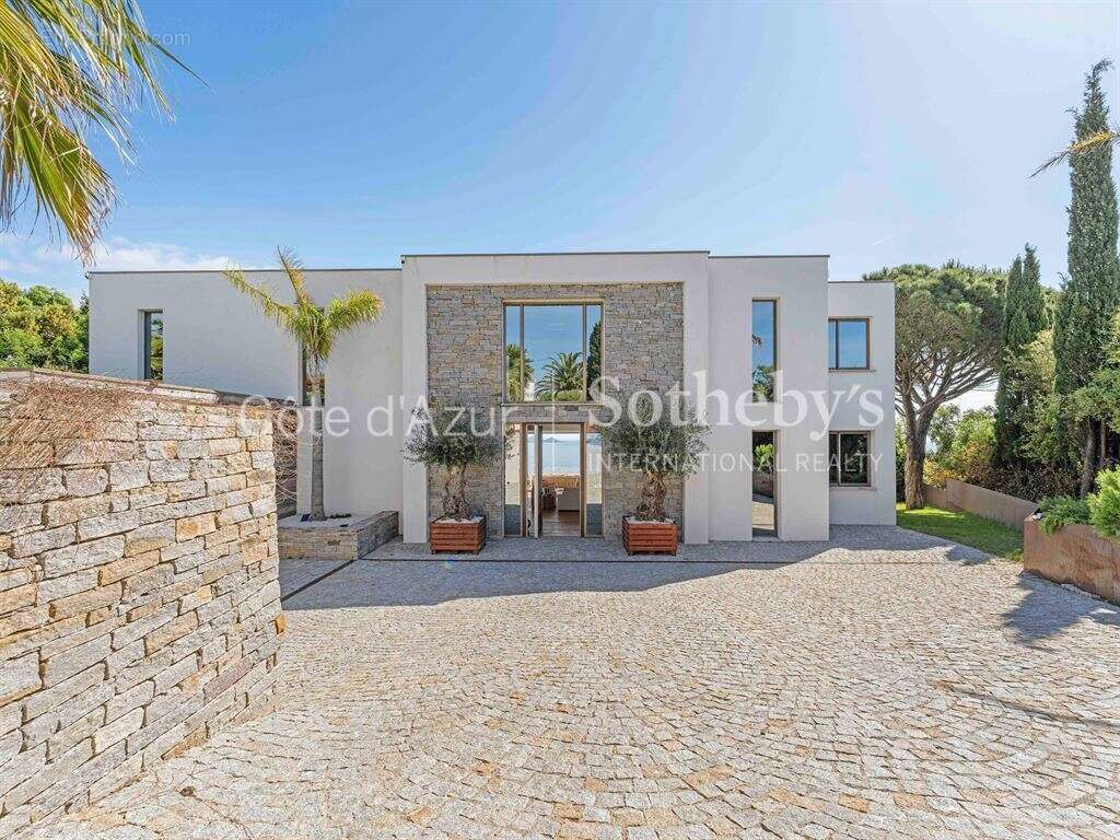 Villa de luxe aux Issambres avec vue mer panoramique et piscine à débordement - photo 18