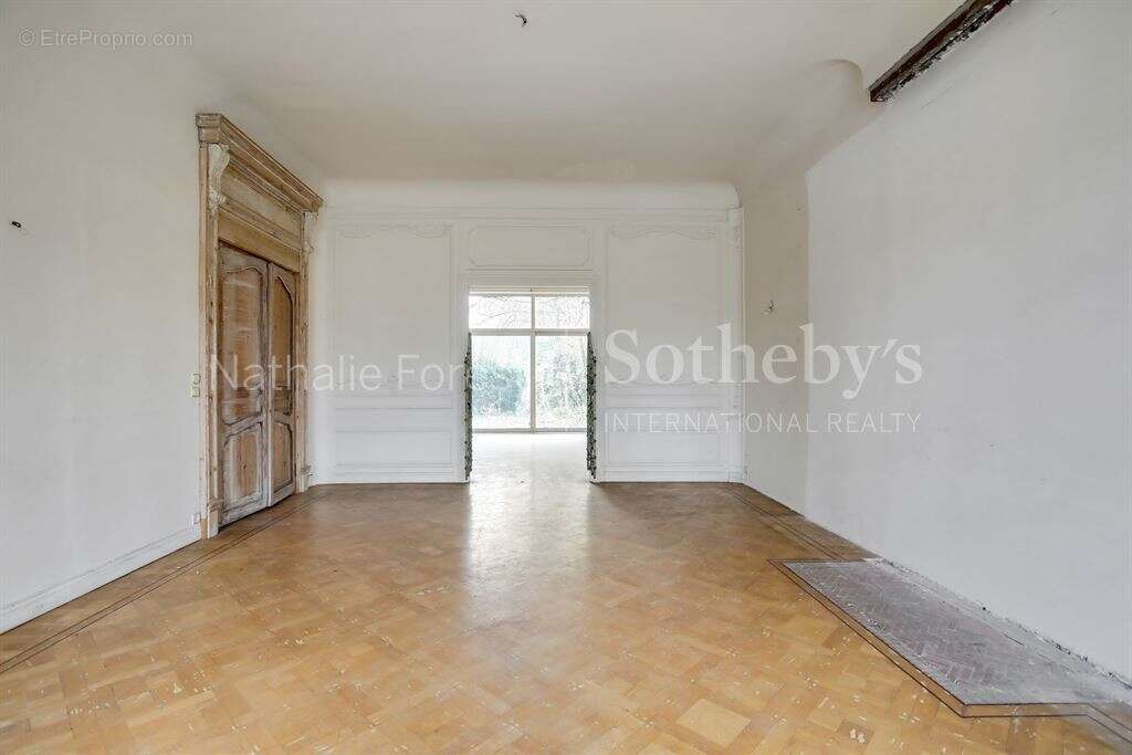 Tourcoing , limite Mouvaux , rare Hôtel particulier à rénover cadastré sur 2337  m2 de terrain . - photo 4