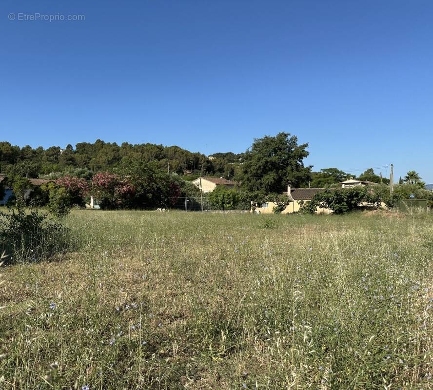 Terrain 400 m² à Pierrefeu-Du-Var  - photo 1
