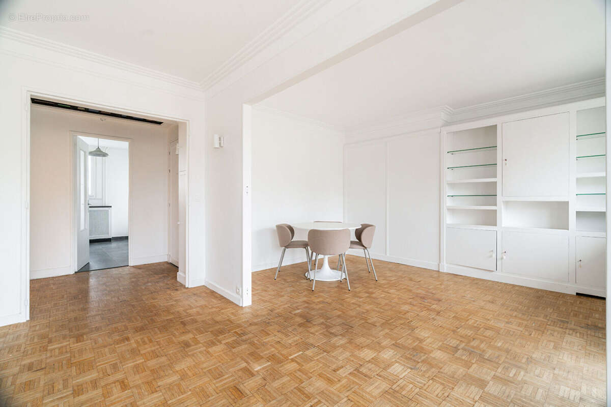 Appartement à PARIS-16E