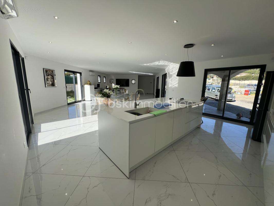 Maison à SAINT-MITRE-LES-REMPARTS